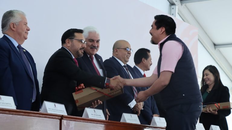 En este  evento, presidido en la Plaza "Lázaro Cárdenas" en la Unidad Profesional "Adolfo López Mateos" (Zacatenco), se dio lugar a personal distinguido de nuestra Institución.